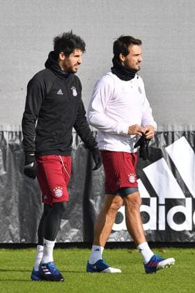 v.li:Javi (Javier) MARTINEZ (Bayern Muenchen),Juan BERNAT (Bayern Muenchen). Abschlusstraining FC Bayern Muenchen vor dem Champions League Spiel gegen Arsenal London. Trainingsgelaende an der Saebener Strasse, Fussball,am 14.02.2017.