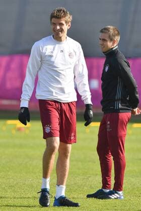 v.li:Thomas MUELLER (MÜLLER,Bayern Muenchen),Philipp LAHM (Bayern Muenchen). Abschlusstraining FC Bayern Muenchen vor dem Champions League Spiel gegen Arsenal London. Trainingsgelaende an der Saebener Strasse, Fussball,am 14.02.2017.