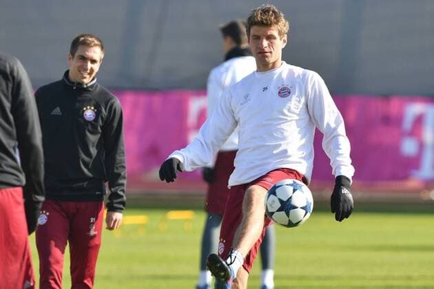 Thomas MUELLER (MÜLLER,Bayern Muenchen) am Ball,Aktion.Li:Philipp LAHM (Bayern Muenchen). Abschlusstraining FC Bayern Muenchen vor dem Champions League Spiel gegen Arsenal London. Trainingsgelaende an der Saebener Strasse, Fussball,am 14.02.2017.