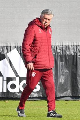 Carlo ANCELOTTI (Trainer FCB) ,Einzelbild,Freisteller, Ganzkoerperaufnahme,ganze Figur. Abschlusstraining FC Bayern Muenchen vor dem Champions League Spiel gegen Arsenal London. Trainingsgelaende an der Saebener Strasse, Fussball,am 14.02.2017.