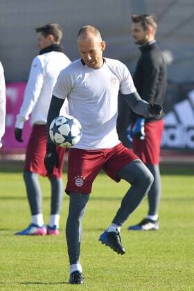 Arjen ROBBEN (Bayern Muenchen) am Ball,Aktion. Abschlusstraining FC Bayern Muenchen vor dem Champions League Spiel gegen Arsenal London. Trainingsgelaende an der Saebener Strasse, Fussball,am 14.02.2017.