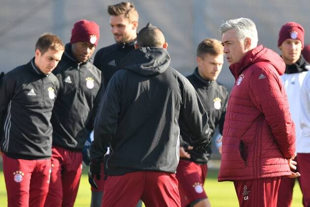 Carlo ANCELOTTI (Trainer FCB) mit Spieler-v.li:Philipp LAHM (Bayern Muenchen),David ALABA (Bayern Muenchen),Sven ULREICH,Torwart (FC Bayern Muenchen),Arturo VIDAL (Bayern Muenchen),Joshua KIMMICH (Bayern Muenchen). Abschlusstraining FC Bayern Muenchen vor dem Champions League Spiel gegen Arsenal London. Trainingsgelaende an der Saebener Strasse, Fussball,am 14.02.2017.