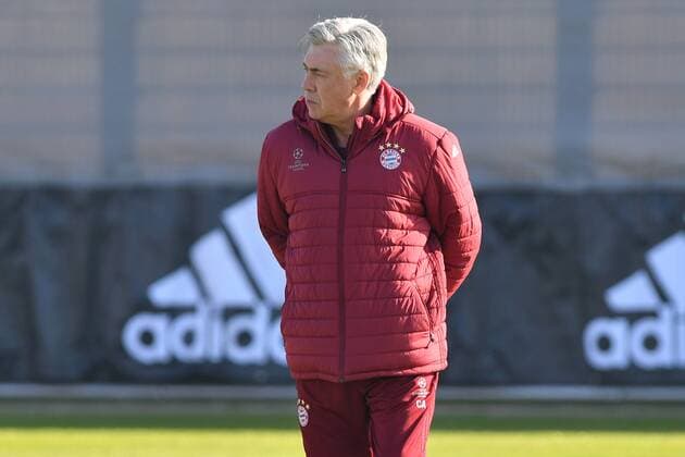 Carlo ANCELOTTI (Trainer FCB),seitlich ,Einzelbild,angeschnittenes Einzelmotiv,Halbfigur,halbe Figur. Abschlusstraining FC Bayern Muenchen vor dem Champions League Spiel gegen Arsenal London. Trainingsgelaende an der Saebener Strasse, Fussball,am 14.02.2017.