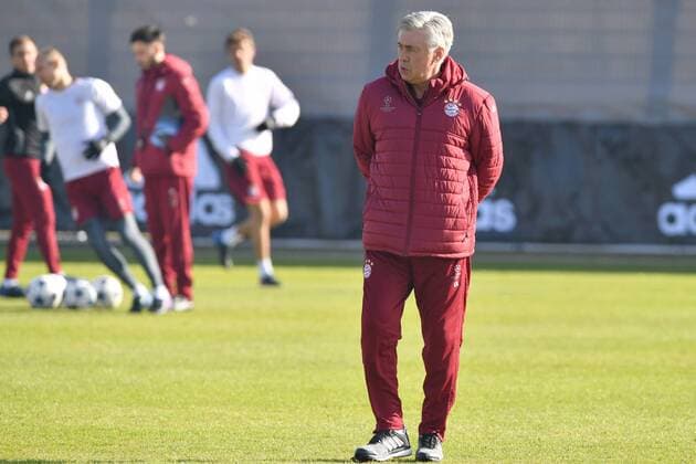 Carlo ANCELOTTI (Trainer FCB) beobachtet seine Spieler, Abschlusstraining FC Bayern Muenchen vor dem Champions League Spiel gegen Arsenal London. Trainingsgelaende an der Saebener Strasse, Fussball,am 14.02.2017.