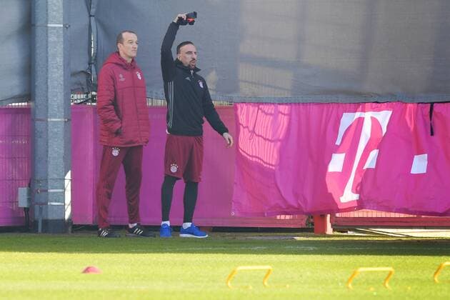 Franck RIBERY (Bayern Muenchen) mit Laufschuhen,ruft seinen Mitspielern etwas zu.Li:Fitnesstrainer Thomas Wilhelmi, Abschlusstraining FC Bayern Muenchen vor dem Champions League Spiel gegen Arsenal London. Trainingsgelaende an der Saebener Strasse, Fussball,am 14.02.2017.