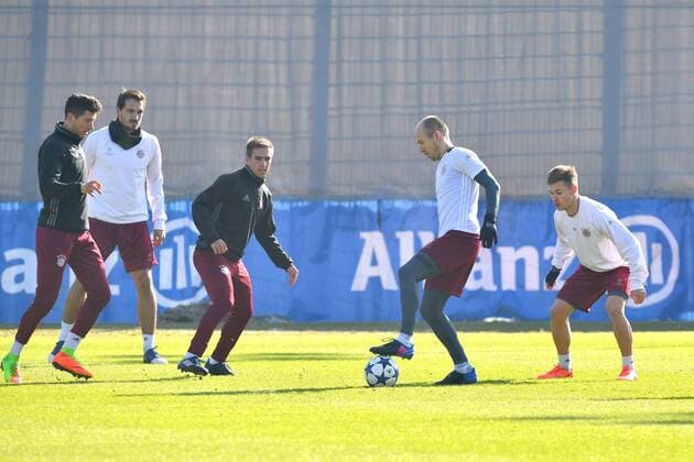 v.re:Joshua KIMMICH (Bayern Muenchen),Arjen ROBBEN (Bayern Muenchen),Philipp LAHM (Bayern Muenchen),Mats HUMMELS (Bayern Muenchen),Robert LEWANDOWSKI (Bayern Muenchen),Aktion,Zweikampf. Abschlusstraining FC Bayern Muenchen vor dem Champions League Spiel gegen Arsenal London. Trainingsgelaende an der Saebener Strasse, Fussball,am 14.02.2017.