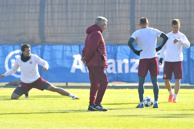 Carlo ANCELOTTI (Trainer FCB) beobachtet seine Spieler-v.li:Mats HUMMELS (Bayern Muenchen),Arjen ROBBEN (Bayern Muenchen),Joshua KIMMICH (Bayern Muenchen). Abschlusstraining FC Bayern Muenchen vor dem Champions League Spiel gegen Arsenal London. Trainingsgelaende an der Saebener Strasse, Fussball,am 14.02.2017.