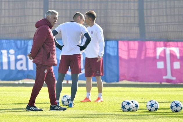 Carlo ANCELOTTI (Trainer FCB) beobachtet seine Spieler-hi.v.li:Arjen ROBBEN (Bayern Muenchen),Joshua KIMMICH (Bayern Muenchen). Abschlusstraining FC Bayern Muenchen vor dem Champions League Spiel gegen Arsenal London. Trainingsgelaende an der Saebener Strasse, Fussball,am 14.02.2017.