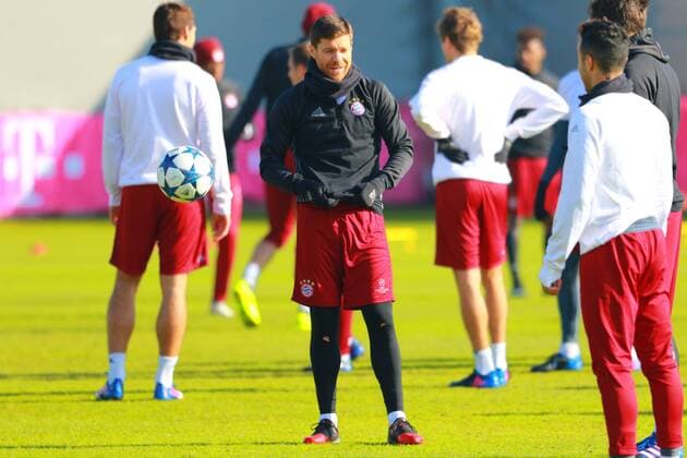 Xabi Alonso (Mitte) und Thiago Alcantara im Gespräch Fussball FC Bayern München 14.02.2017 Training vor dem CL-Spiel gegen Arsenal London