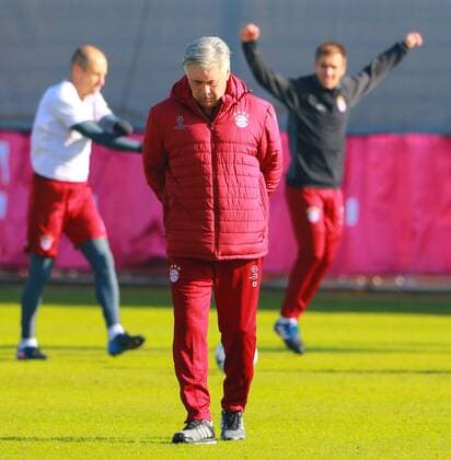 Bilder des Tages - SPORT Trainer Carlo Ancelotti macht sich Gedanken. Philipp Lahm und Arjen Robben wärmen sich auf Fussball FC Bayern München 14.02.2017 Training vor dem CL-Spiel gegen Arsenal London