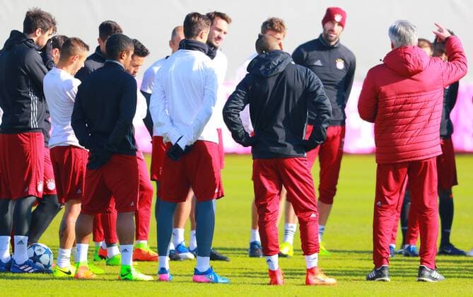Trainer Carlo Ancelotti gibt seinen Spielern: Vidal, Müller, Hummels und Co. Anweisungen Fussball FC Bayern München 14.02.2017 Training vor dem CL-Spiel gegen Arsenal London