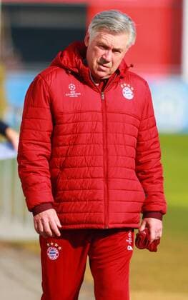 Trainer Carlo Ancelotti auf dem Weg zum Training Fussball FC Bayern München 14.02.2017 Training vor dem CL-Spiel gegen Arsenal London
