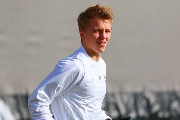 Felix Götze auf dem Weg zum Training Fussball FC Bayern München 14.02.2017 Training vor dem CL-Spiel gegen Arsenal London