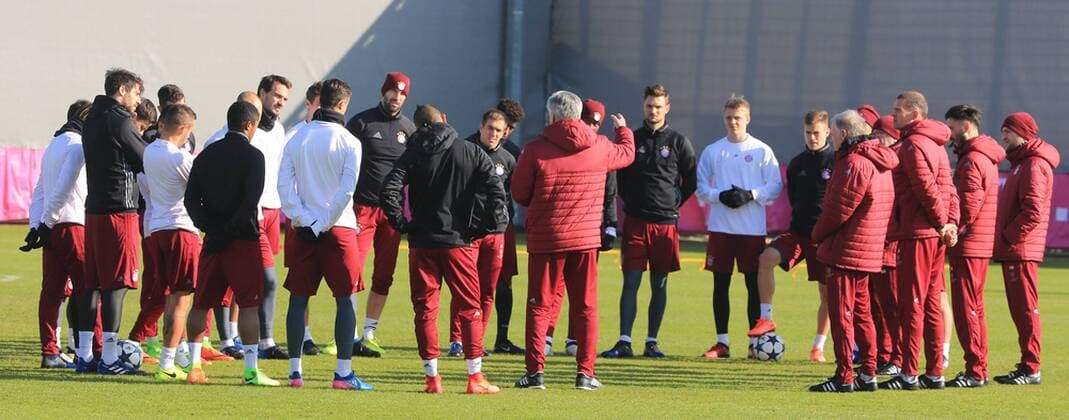 14.02.2017, FC Bayern Training Fussball, Saebenertstrasse , Muenchen, im Bild: Carlo Ancelotti (FCB) mit sein Team im Gespraech