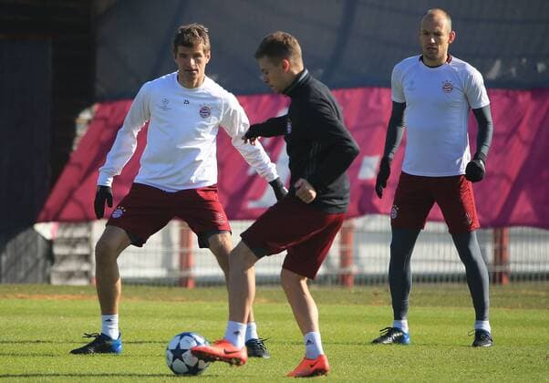 14.02.2017, FC Bayern Training Fussball, Saebenertstrasse , Muenchen, im Bild: Thomas Mueller (FCB) vs Joshua Kimmich (FCB), Arjen Robben (FCB) schaut zu