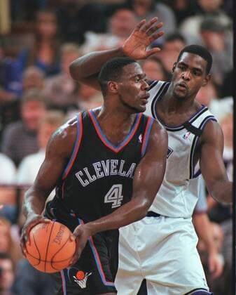 Chris Webber defends against Shawn Kemp of the Cavs. PIcture taken at Arco Arena 1 16 00. Sacrmento Bee (Credit: © ZUMAPRESS.com) Sacramento Bee Image Archive - ZUMAs76_ 77312812st Copyright: xSacramentoxBeex
