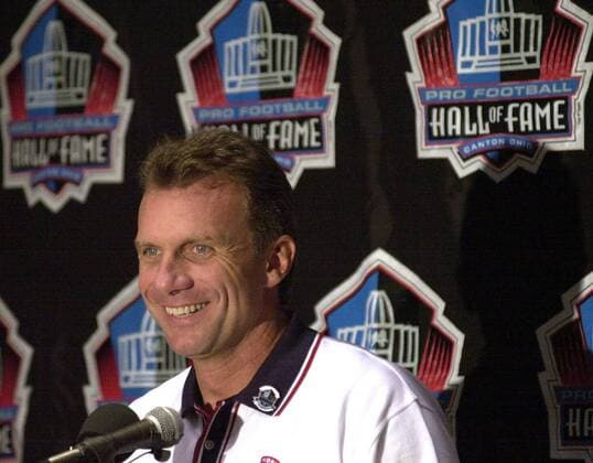Former 49er qb Joe Montana was all smiles at a press conference PK Pressekonferenz 7 29 00 at the Pro Football Hall of Fame in Canton, OH prior to the start of the induction ceremony.(Sac Bee Chris Crewell) ZUMA Press Sacramento Bee Image Archive - ZUMAs76_ 77313109st Copyright: xCHRISxCREWELLx