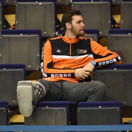 Volleyball, Herren, Saison 2016 17 CEV Champions League, 5. Spieltag, BR Volleys - Asseco Resovia Rzeszow, Steven Marshall (Nr. 2, Berlin Recycling Volleys) vor dem Spiel verletzt auf der Tribübe, 14.02.17,