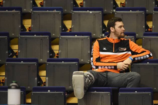 Volleyball, Herren, Saison 2016 17 CEV Champions League, 5. Spieltag, BR Volleys - Asseco Resovia Rzeszow, Steven Marshall (Nr. 2, Berlin Recycling Volleys) vor dem Spiel verletzt auf der Tribübe, 14.02.17,