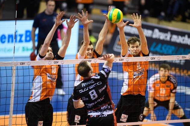 14.02.2017, Max Schmeling Halle, Berlin Volleyball, 2017 CEV Volleyball Champions League, Vorrunde, Berlin Recycling Volleys (GER) vs. Asseco Resovia Rzeszow (POL) Block Dreierblock Sebastian Kühner Kuehner ( 10 Berlin), Aleksandar Okolic ( 1 Berlin), Robert Kromm ( 3 Berlin) - Angriff Marko Ivovic ( 8 Rzeszow)