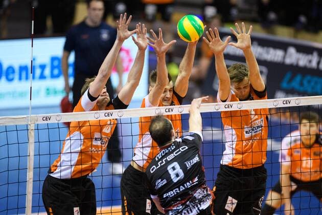14.02.2017, Max Schmeling Halle, Berlin Volleyball, 2017 CEV Volleyball Champions League, Vorrunde, Berlin Recycling Volleys (GER) vs. Asseco Resovia Rzeszow (POL) Block Dreierblock Sebastian Kühner Kuehner ( 10 Berlin), Aleksandar Okolic ( 1 Berlin), Robert Kromm ( 3 Berlin) - Angriff Marko Ivovic ( 8 Rzeszow)
