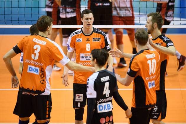 14.02.2017, Max Schmeling Halle, Berlin Volleyball, 2017 CEV Volleyball Champions League, Vorrunde, Berlin Recycling Volleys (GER) vs. Asseco Resovia Rzeszow (POL) Robert Kromm ( 3 Berlin), Ruben Schott ( 13 Berlin), Graham Vigrass ( 8 Berlin), Luke Perry ( 4 Berlin), Sebastian Kühner Kuehner ( 10 Berlin), Paul Carroll ( 12 Berlin) enttäuscht enttaeuscht traurig