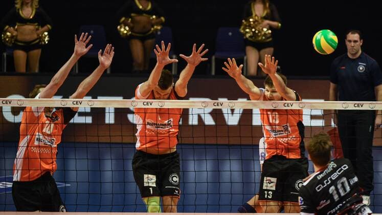 Volleyball, Herren, Saison 2016 17 CEV Champions League, 5. Spieltag, BR Volleys - Asseco Resovia Rzeszow, Sebastian Kühner (Nr. 10, Berlin Recycling Volleys), Aleksandar Okolic (Nr. 1, Berlin Recycling Volleys), Ruben Schott (Nr. 13, Berlin Recycling Volleys), Jochen Schöps (Nr. 10, Asseco Resovia Rzeszow), 14.02.17,