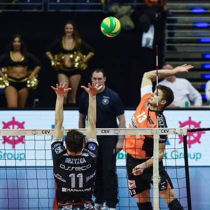 Volleyball, Herren, Saison 2016 17 CEV Champions League, 5. Spieltag, BR Volleys - Asseco Resovia Rzeszow, Fabian Drzyzga (Nr. 11, Asseco Resovia Rzeszow), Ruben Schott (Nr. 13, Berlin Recycling Volleys), 14.02.17,