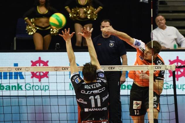 Volleyball, Herren, Saison 2016 17 CEV Champions League, 5. Spieltag, BR Volleys - Asseco Resovia Rzeszow, Fabian Drzyzga (Nr. 11, Asseco Resovia Rzeszow), Ruben Schott (Nr. 13, Berlin Recycling Volleys), 14.02.17,