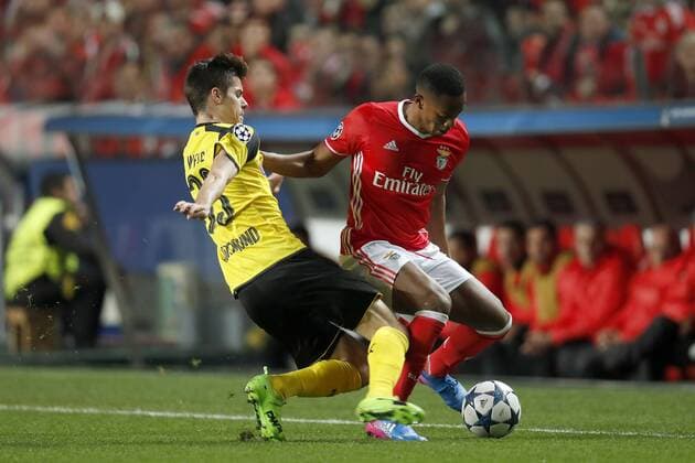 (L-R) Julian Weigl of Borussia Dortmund, Andre Andre Carrillo of SL Benficaduring the UEFA Champions League round of 16 match between SL Benfica and Borussia Dortmund on February 14, 2017 at Estadio da Luz in Lisbon, Portugal SL Benfica v Borussia Dortmund UEFA Champions League 2016 2017 xVIxxIVx 7119047