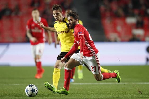 Bilder des Tages - SPORT (L-R) Julian Weigl of Borussia Dortmund, Rafa Silva Silva of SL Benficaduring the UEFA Champions League round of 16 match between SL Benfica and Borussia Dortmund on February 14, 2017 at Estadio da Luz in Lisbon, Portugal SL Benfica v Borussia Dortmund UEFA Champions League 2016 2017 xVIxxIVx 7119049