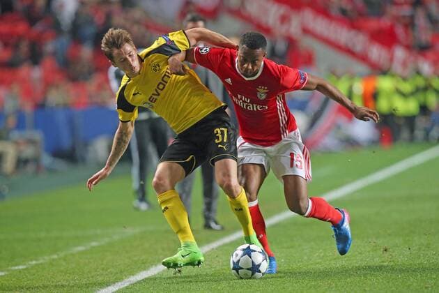 Erik Durm (Borussia Dortmund 37) Andre Andre Carrillo ( Benfica Lissabon 15 ), Benfica Lissabon - Borussia Dortmund, UEFA Champions League, Achtelfinale, Fussball, 14.02.2017, Lissabon Copyright: xLangerx xEibner-Pressefotox EP_HLR