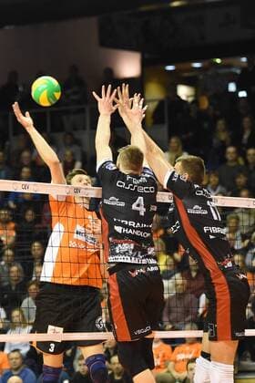 Volleyball, Herren, Saison 2016 17 CEV Champions League, 5. Spieltag, BR Volleys - Asseco Resovia Rzeszow, Robert Kromm (Nr. 3, Berlin Recycling Volleys), John Gordon Perrin (Nr. 4, Asseco Resovia Rzeszow), Marcin Mozdzonek (Nr. 17, Asseco Resovia Rzeszow), 14.02.17,