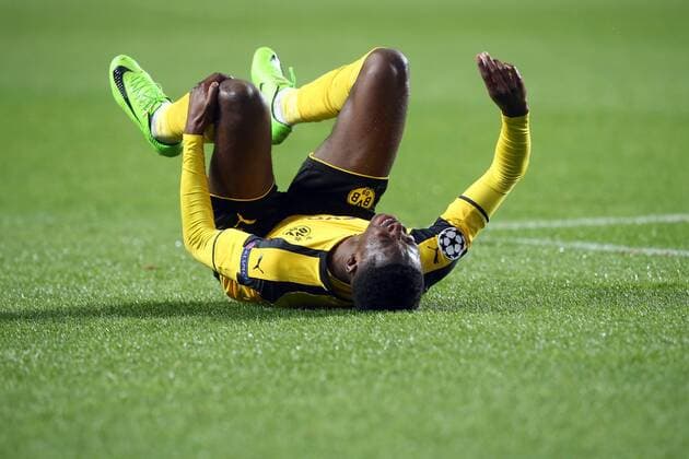 Ousmane Dembele (Borussia Dortmund 7) mit Schmerzen am Boden, Benfica Lissabon - Borussia Dortmund, UEFA Champions League, Achtelfinale, Fussball, 14.02.2017, Lissabon Copyright: xLangerx xEibner-Pressefotox EP_HLR