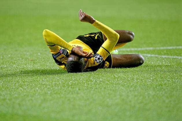 Ousmane Dembele (Borussia Dortmund 7) mit Schmerzen am Boden, Benfica Lissabon - Borussia Dortmund, UEFA Champions League, Achtelfinale, Fussball, 14.02.2017, Lissabon Copyright: xLangerx xEibner-Pressefotox EP_HLR