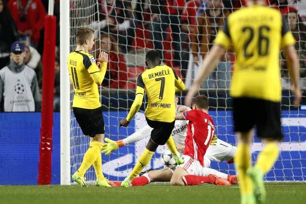(L-R) Marco Marco Reus of Borussia Dortmund, Ousmane Dembele of Borussia Dortmund, goalkeeper Ederson Moraes of SL Benfica, Victor Victor Lindelöf of SL Benfica, Lukasz Lukasz Piszczek of Borussia Dortmundduring the UEFA Champions League round of 16 match between SL Benfica and Borussia Dortmund on February 14, 2017 at Estadio da Luz in Lisbon, Portugal SL Benfica v Borussia Dortmund UEFA Champions League 2016 2017 xVIxxIVx 7119590