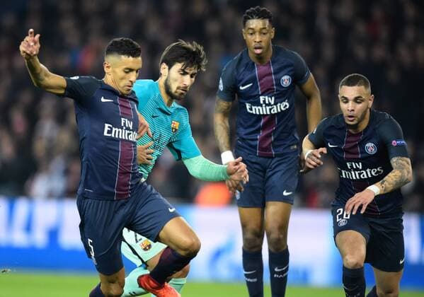 Fußball, CL, Paris St. Germain - FC Barcelona Marquinhos ( PSG ) - Andres Gomez ( Barcelona ) - Layvin Kurzawa ( PSG ) FOOTBALL : Paris Saint Germain vs FC Barcelona - Ligue des Champions - Paris - 14 02 2017 FedericoPestellini Panoramic 