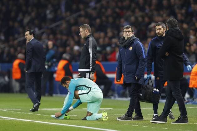 Fußball, CL, Paris St. Germain - FC Barcelona Neymar (Barcelona) blesse FOOTBALL : PSG vs FC Barcelona - Ligue des Champions - 14 02 2017 GwendolineLeGoff Panoramic 