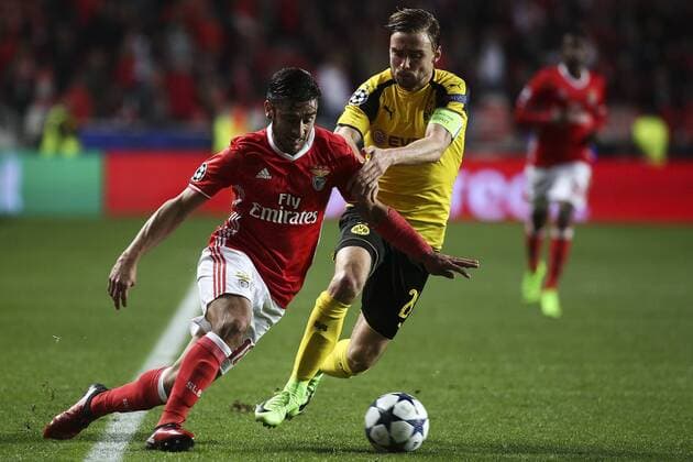 February 14, 2017 - Lisbon, Portugal - Benfica s Argentinian midfielder Eduardo Salvio (L) vies with Dortmund s defender Sokratis Papastathopoulos during the Champions League football match between SL Benfica and Borussia Dortmund at Luz Stadium in Lisbon on February 14, 2017. SL Benfica v Borussia Dortmund - UEFA Champions League Round of 16: First Leg  - ZUMAn230 20170214_zaa_n230_406 Copyright: xCarlosxCostax