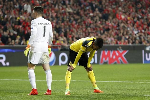 (L-R) goalkeeper Ederson Moraes of SL Benfica, Pierre-Emerick Aubameyang of Borussia Dortmundduring the UEFA Champions League round of 16 match between SL Benfica and Borussia Dortmund on February 14, 2017 at Estádio da Luz in Lisbon, Portugal SL Benfica v Borussia Dortmund UEFA Champions League 2016 2017 xVIxxIVx 7119927