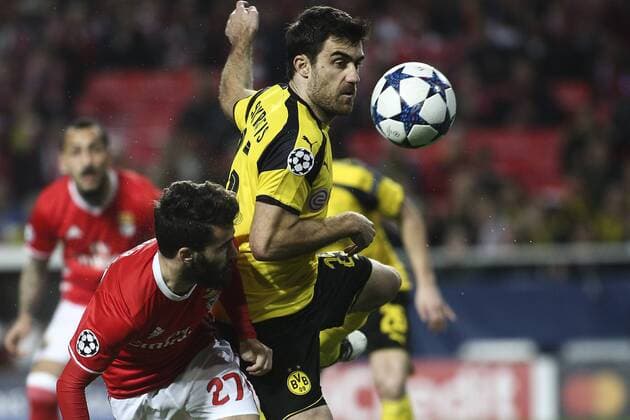 Bilder des Tages - SPORT February 14, 2017 - Lisbon, Portugal - Benfica s midfielder Rafa Silva (L) vies with Dortmund s defender Sokratis Papastathopoulos during the Champions League football match between SL Benfica and Borussia Dortmund at Luz Stadium in Lisbon on February 14, 2017. SL Benfica v Borussia Dortmund - UEFA Champions League Round of 16: First Leg  - ZUMAn230 20170214_zaa_n230_400 Copyright: xCarlosxCostax