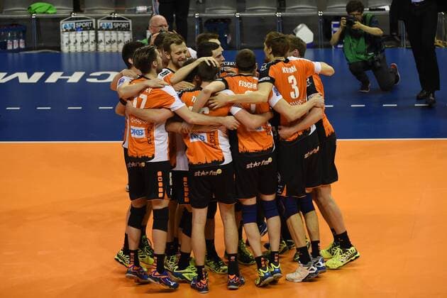 Volleyball, Herren, Saison 2016 17 CEV Champions League, 5. Spieltag, BR Volleys - Asseco Resovia Rzeszow, Jubel nach dem Abpfiff bei den BR Volleys, 14.02.17,