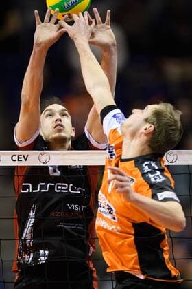 14.02.2017, Max Schmeling Halle, Berlin Volleyball, 2017 CEV Volleyball Champions League, Vorrunde, Berlin Recycling Volleys (GER) vs. Asseco Resovia Rzeszow (POL) Block Marko Ivovic ( 8 Rzeszow) - Angriff Sebastian Kühner Kuehner ( 10 Berlin)