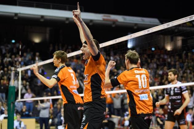 14.02.2017, Max Schmeling Halle, Berlin Volleyball, 2017 CEV Volleyball Champions League, Vorrunde, Berlin Recycling Volleys (GER) vs. Asseco Resovia Rzeszow (POL) Jubel Robert Kromm ( 3 Berlin), Felix Fischer ( 6 Berlin), Sebastian Kühner Kuehner ( 10 Berlin) nach Matchball Sieg