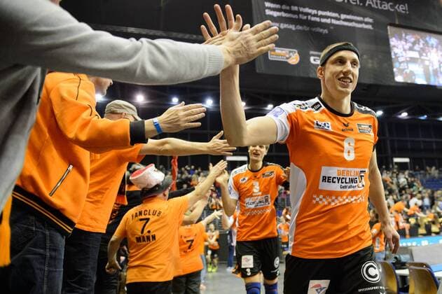 14.02.2017, Max Schmeling Halle, Berlin Volleyball, 2017 CEV Volleyball Champions League, Vorrunde, Berlin Recycling Volleys (GER) vs. Asseco Resovia Rzeszow (POL) Jubel Felix Fischer ( 6 Berlin) nach Sieg bei Fans