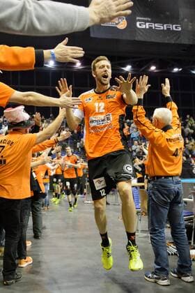 14.02.2017, Max Schmeling Halle, Berlin Volleyball, 2017 CEV Volleyball Champions League, Vorrunde, Berlin Recycling Volleys (GER) vs. Asseco Resovia Rzeszow (POL) Jubel Paul Carroll ( 12 Berlin) nach Sieg bei Fans