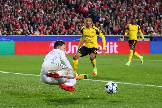 Fußball, CL, Benfica Lissabon - Borussia Dortmund Lissabon, Portugal 14.02.2016, UEFA Champions League - 2016 17 Season, Achtelfinale Hinspiel, Benfica Lissabon - BV Borussia Dortmund, Goalkeeper Ederson (BLS) klert gegen Marco Reus (BVB) ( DeFodi048