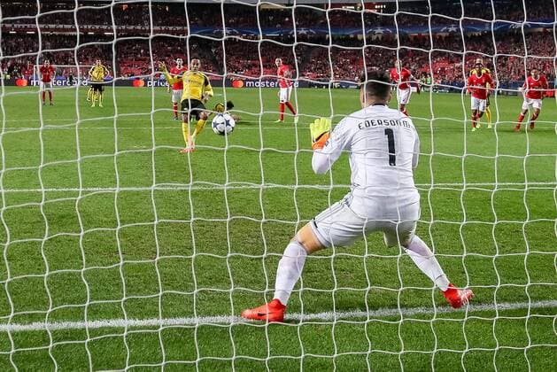Fußball, CL, Benfica Lissabon - Borussia Dortmund Lissabon, Portugal 14.02.2016, UEFA Champions League - 2016 17 Season, Achtelfinale Hinspiel, Benfica Lissabon - BV Borussia Dortmund, Pierre-Emerick Aubameyang (BVB) vergibt einen Strafstoss ( DeFodi048