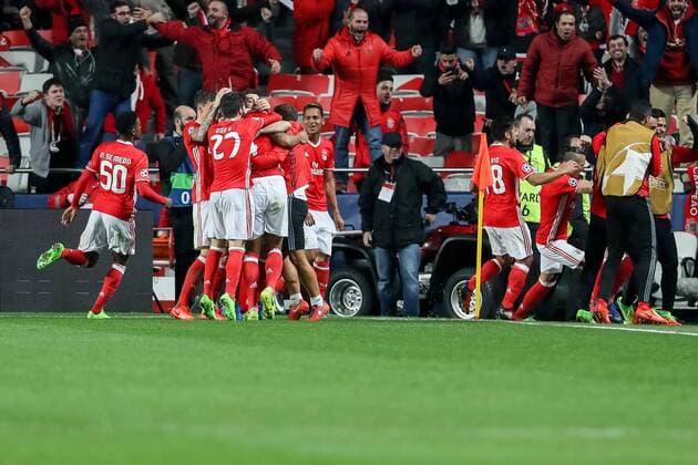 Fußball, CL, Benfica Lissabon - Borussia Dortmund Lissabon, Portugal 14.02.2016, UEFA Champions League - 2016 17 Season, Achtelfinale Hinspiel, Benfica Lissabon - BV Borussia Dortmund, Tor zum 1:0 Torschuetze Kostas Mitroglou (BLS) wird bejubelt ( DeFodi048