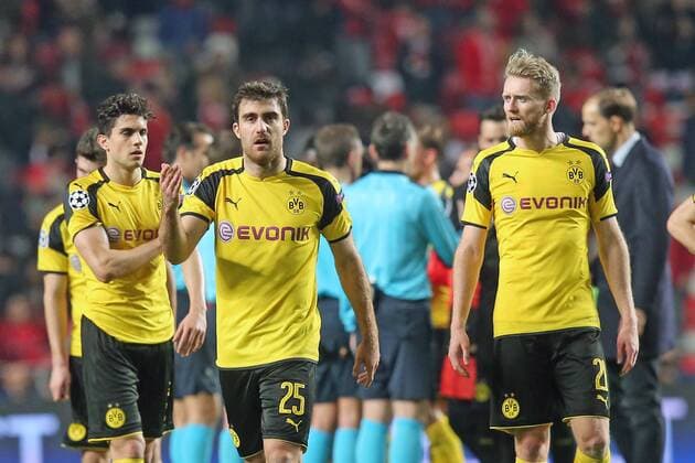 Fußball, CL, Benfica Lissabon - Borussia Dortmund Papastathopoulos Sokratis (Borussia Dortmund 25) Andre Schuerrle (Borussia Dortmund 21) nach der Niederlage, Benfica Lissabon - Borussia Dortmund, UEFA Champions League, Achtelfinale, Fussball, 14.02.2017, Lissabon Copyright: xLangerx xEibner-Pressefotox EP_HLR
